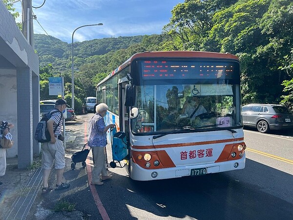 「通勤26」購物公車。易小滿攝
