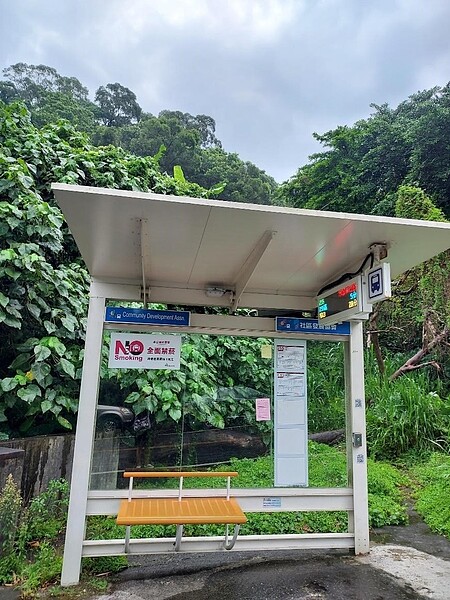 小小候車亭，里民有方。易小滿攝
