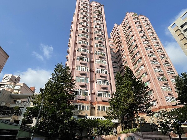 新北市府為強化集合住宅使用安全,日前公告自112年起,8層樓以上,未達16層樓集合住宅必須每3年辦理一次建築物公共安全申報。圖/新北市工務局提供