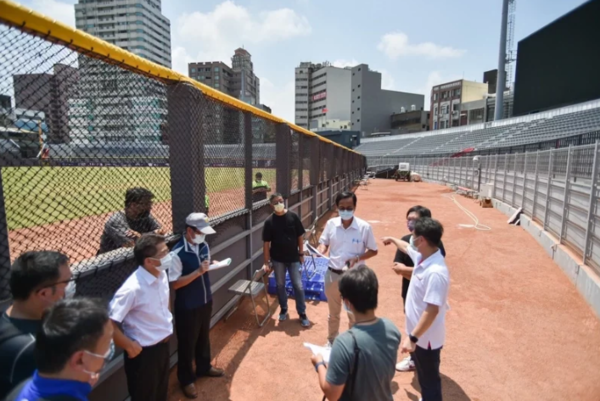 新竹市政府組成棒球場場地改善小組，日前到外野牛棚勘查。圖／市府提供