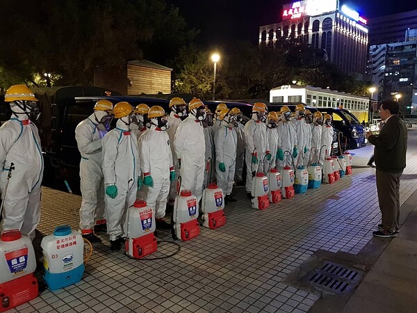 臺北市文山區萬隆里定期消毒。圖／擷取自萬隆里長林宗弘粉絲團專頁
