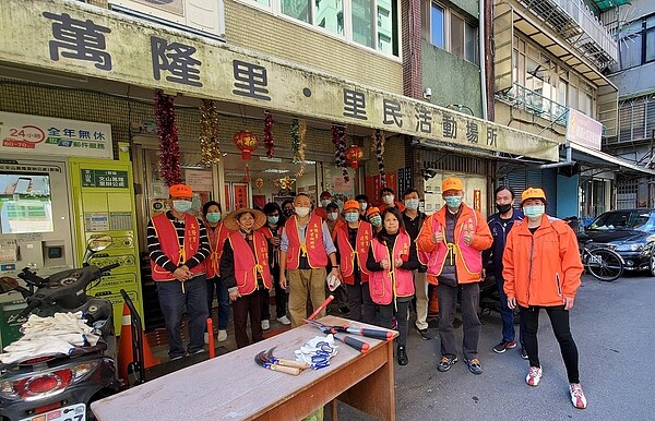 萬隆里里民志工們合照。圖／擷取自萬隆里長林宗弘粉絲團專頁
