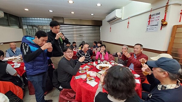 林宗弘里長與巡守志工們敬酒。圖／擷取自萬隆里長林宗弘粉絲團專頁
