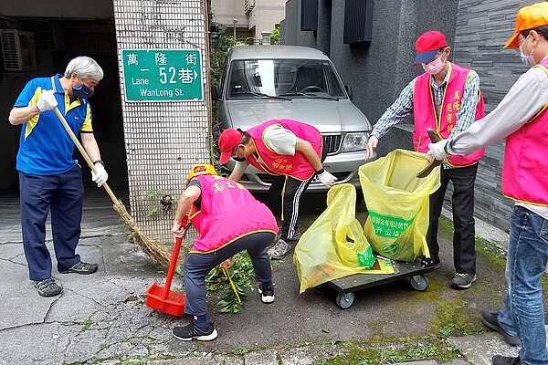 萬隆里里民志工定期清潔里內環境。圖／擷取自臺北市鄰里服務網
