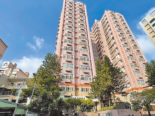 明年起,新北市8層樓以上,未達16層樓集合住宅,須每3年辦理一次建築物公共安全申報,違者最高處30萬元罰鍰。圖/新北市工務局提供/陳慰慈新北傳真