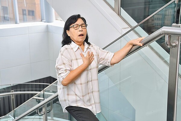 看似簡單的日常活動對心衰竭患者來說都顯得困難,爬樓梯也容易喘不過氣。圖/中華民國心臟基金會提供/林周義台北傳真