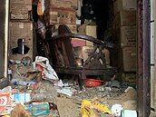 鼠窩宅塞35噸垃圾如下「蟑螂雨」　環保局拚5天才清完