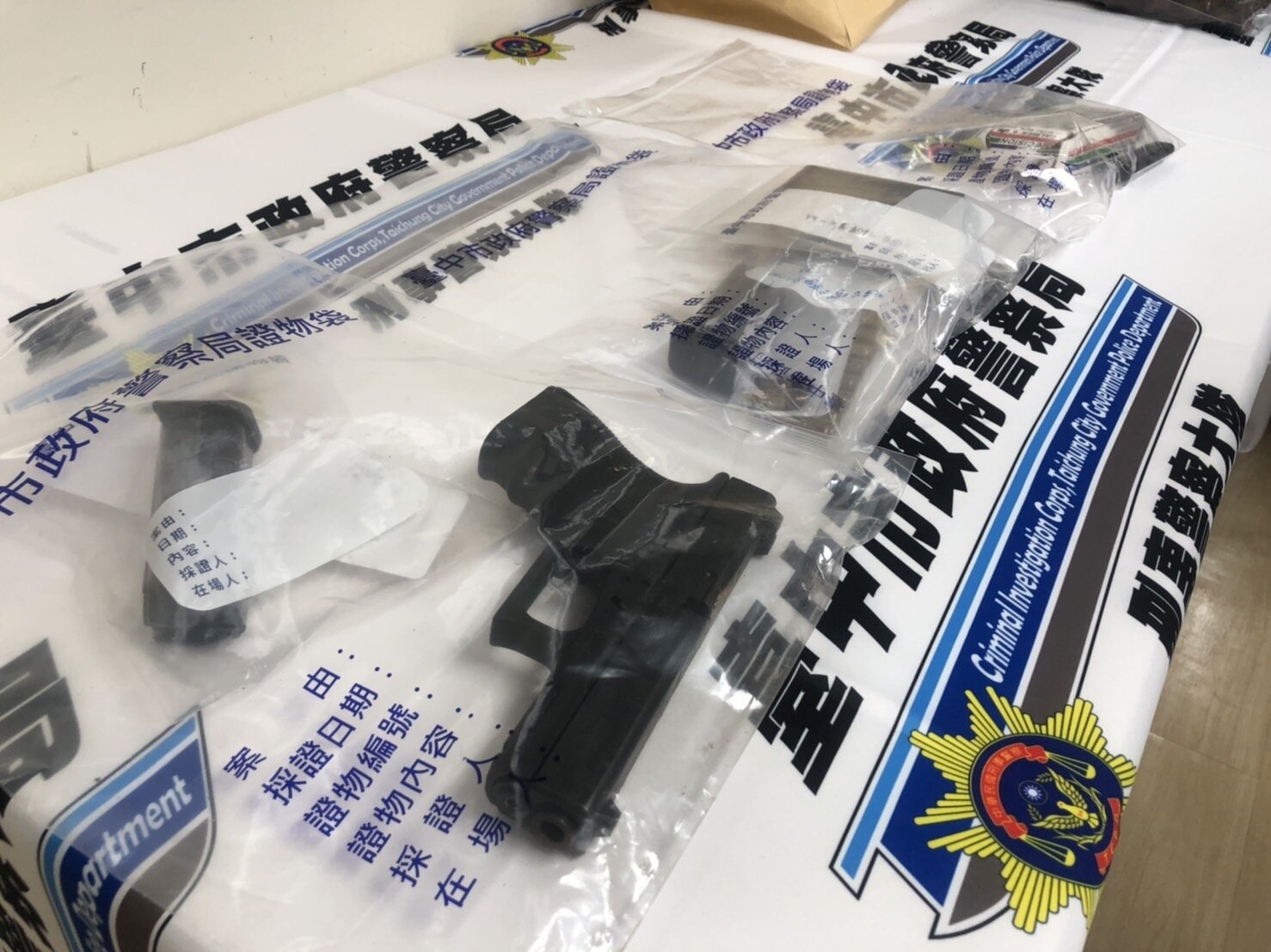 警方今陳列出林嫌使用的槍彈,因伴隨林遺體在炎熱山中多日,飄散出濃厚屍臭。記者曾健祐/攝影