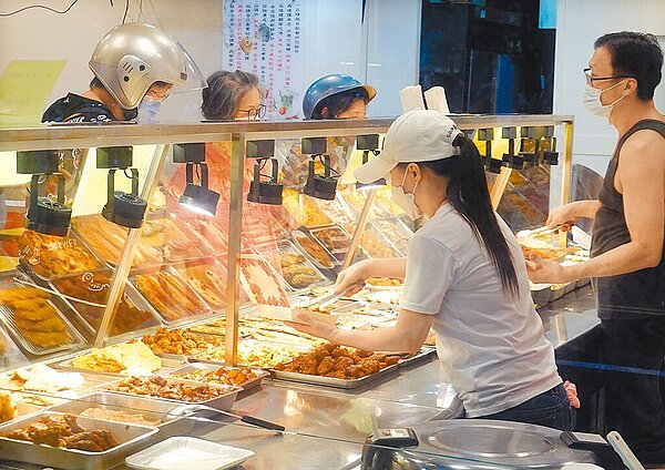 大宗原物料近來跌幅超過2成,但國內食物通膨何時能趨緩?專家表示,因為物價有「易漲難跌」僵固性,外食費的漲幅,最快要到今年底才看得到趨緩。中時報系資料照