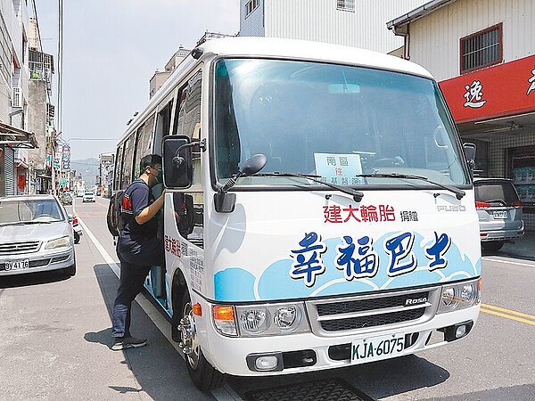 員林市民能拿著「幸福卡」,免費搭乘員林幸福巴士,路線涵蓋全員林41里,各大景點、醫院、市場等,羨煞許多外縣市的民眾。圖/公所提供/吳建輝彰化傳真