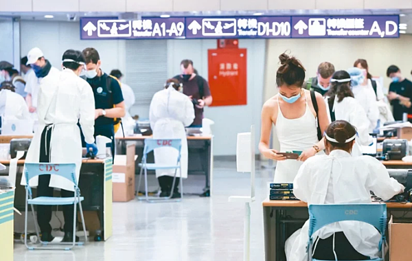 BA.5本土已累計十一例,疫情指揮中心預估八月中BA.5疫情將襲來。圖為桃園機場入境情形。聯合報資料照片