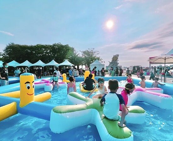 睽違3年的大鵬灣國際休閒特區7月中旬重新開園,縣府加碼舉辦「屏東FUN暑假夏日狂歡祭」,免費遊樂和戲水設施外,還有假日表演、演唱會。圖/聯合報
