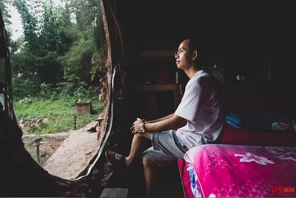 閔亨才在崖洞中。圖／取材自紅星新聞