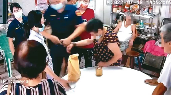 警抓聚賭,平均年齡七十歲的數名賭客被上銬、步行帶回調查引發爭議。記者胡蓬生/翻攝