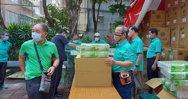 國慶里將迪化汙水處理廠回饋金補助換成禮品衛生紙，讓全里民每人領取2串衛生紙。圖／高大陸里長提供