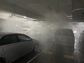 賣場地下停車場較悶熱？　轎車引擎室突自燃起火