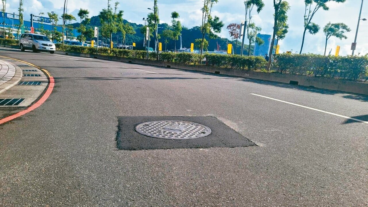 基隆中山二路一巷口附近,20公尺有13人孔蓋,撞擊聲擾民。記者游明煌/攝影