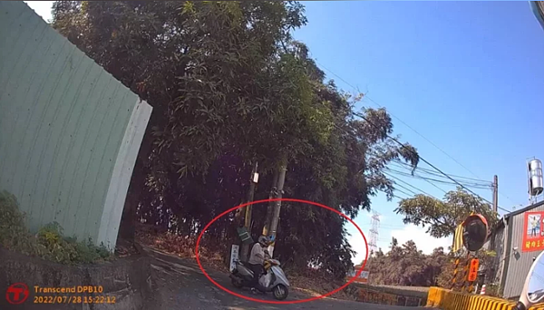 高雄林姓男子騎車去靈骨塔,辦理父親安奉事宜,開啟導航後,卻鬼打牆騎到沒油,所幸巧遇員警解決窘境。記者石秀華/翻攝