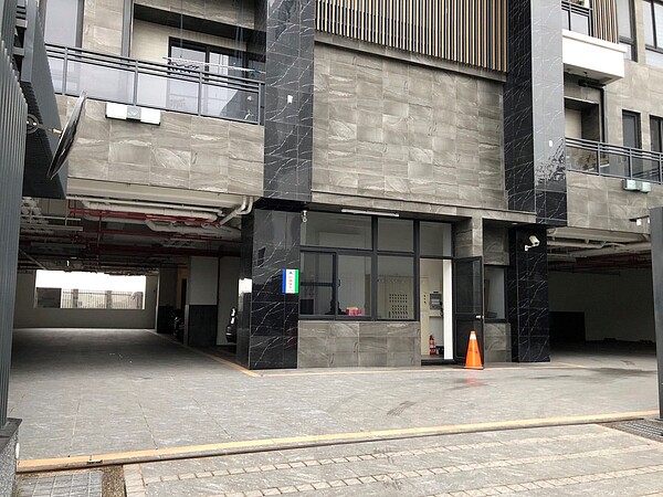 ■中南部出現不少「新加坡式建築」,停車空間設置在一樓空間,需在軟弱層(通常指低樓層處,如一樓或一樓到一樓夾層)柱體做結構加強,使整個建築物更穩固與安全。(圖/戴雲發提供)