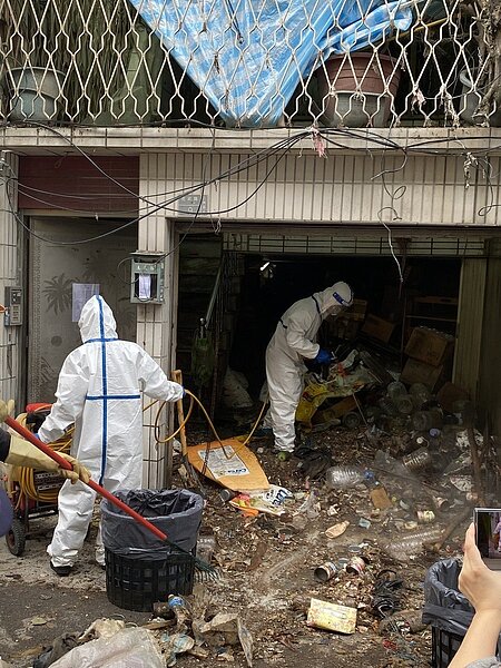 高雄市三民區克武路一處民宅堆放大量雜物,大量老鼠、蟑螂孳生,清潔隊執行環境消毒。圖/高雄市環保局提供
