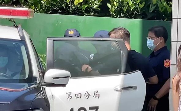 彩虹文創的魏姓父子與12名涉案員工,涉嫌在昨天傍晚以油漆覆蓋彩虹眷村彩繪牆,被警方依毀損罪移送。圖/讀者提供