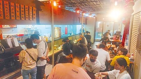 
台南市海鮮粥業者公告停業的最後1天，店內擠滿客人。（程炳璋攝）
