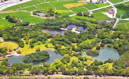 
鳥瞰關山親水公園綠意盎然，卻因設備老舊，缺乏誘因，造訪的遊客非常少。（莊哲權攝）
