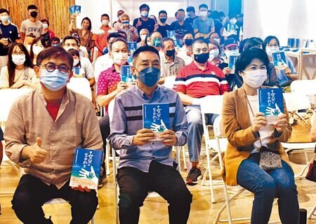 
葬儀商業同業公會全國聯合會理事長李濂淞（中）辦理「與女兒的生命約定」新書發表會，縣長饒慶鈴（右）、立委劉櫂豪（左）到場祝賀 。（莊哲權攝）
