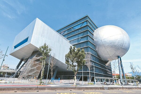 北市議員鍾佩玲再踢爆,北市府面對球劇場外牆漏水問題,內部提出的解決辦法竟是「加裝接水盤」。聯合報系資料照