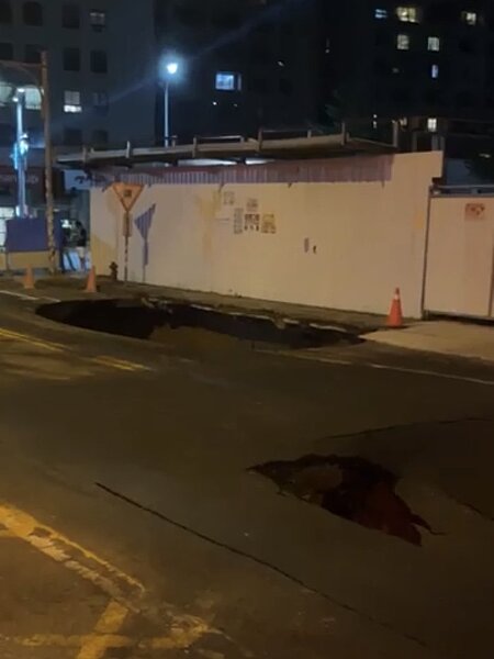 竹北市勝利二路驚傳路面再次塌陷，現場人員指出有小貨車掉入洞中。記者巫鴻瑋／翻攝