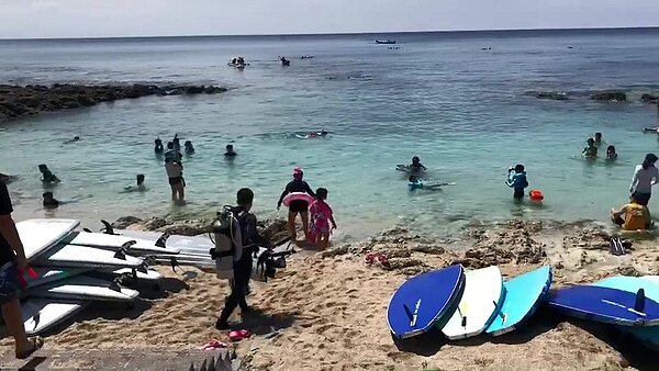 小琉球沙灘堆放獨木舟、SUP,遊客抱怨堆的太誇張,比人還多,連想下水都得在沙灘鑽來鑽去。圖/讀者提供