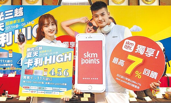 新光三越推出四大送禮指南,七夕限定彩妝香氛、精品包、對飾、巧克力打造儀式感。(新光三越提供)