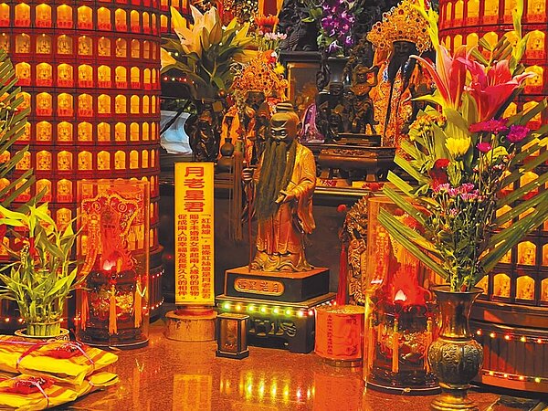 高雄鹽埕霞海城隍廟月老由台北分靈而來,吸引許多南部民眾前往參拜。(高市觀光局提供/柯宗緯高雄傳真)