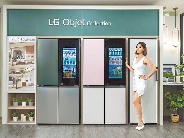 LG InstaView敲敲看門中門Objet Collection，首推石墨綠搭配星辰銀色，未來可依消費者需求訂製顏色，定價13萬9000元，預計9月上市。（LG提供）