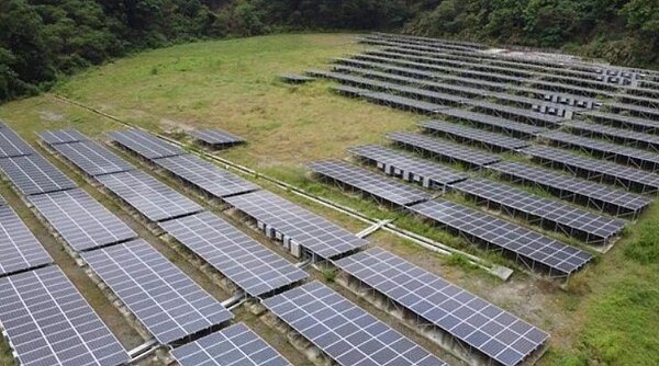 旗山掩埋場於復育綠化完工後,在旗山綠能之丘建置3906片太陽能光電面板。圖/高雄市環保局提供