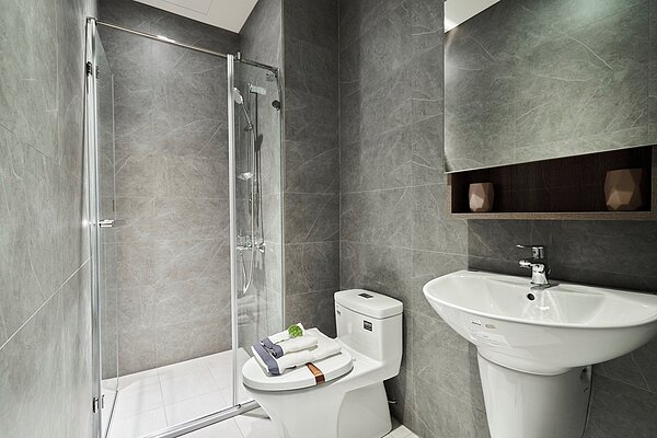 衛浴設備採用INAX日本進口美學品牌,次衛浴使用INX馬桶,主臥衛浴則是Panasonic免治馬桶。圖/高鐵國際城提供