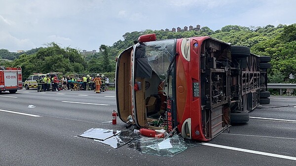 亞聯客運1日中午行經國道三號南下57.6公里大溪段翻覆，傷者送醫。記者曾增勳／翻攝