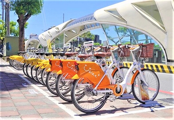 在台中市騎乘腳踏車可以欣賞不同的景色，公共自行車很受歡迎。圖／台中市交通局提供