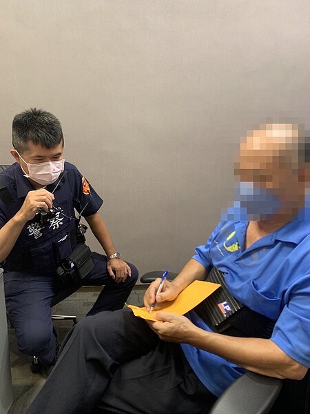 高雄張姓男子接獲假檢警來電,聲稱他帳戶遭盜用,須配合將存款移轉至安全帳戶;張至銀行轉匯近200萬時,被警方和行員勸阻。記者石秀華/翻攝