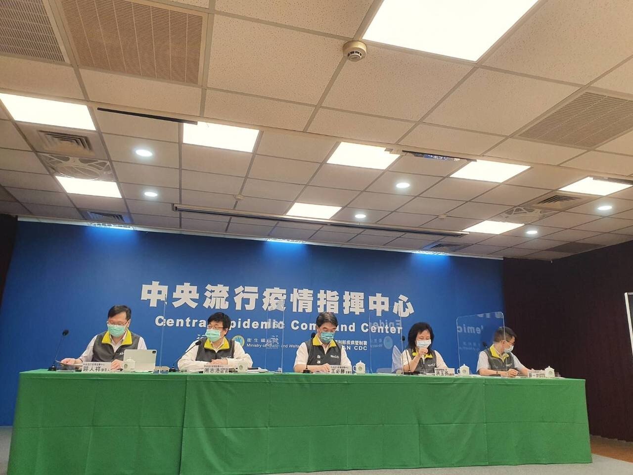 除BA.5再增二例本土個案,BA.2.75也出現第二例境外移入個案。指揮中心記者會出席名單由左到右指揮中心發言人莊人祥、疫情監測組組長周志浩、指揮官王必勝、桃園國際機場公司副總經理洪玉芬、醫療應變組副組長羅一鈞。記者楊雅棠/攝影
