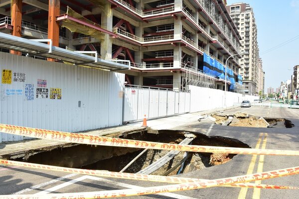 新竹縣竹北市「豐采520」建案工程，繼6月間發生勝利二路道路塌陷後，31日相同位置再度塌陷2個長約6公尺的大坑。圖／新竹縣政府提供