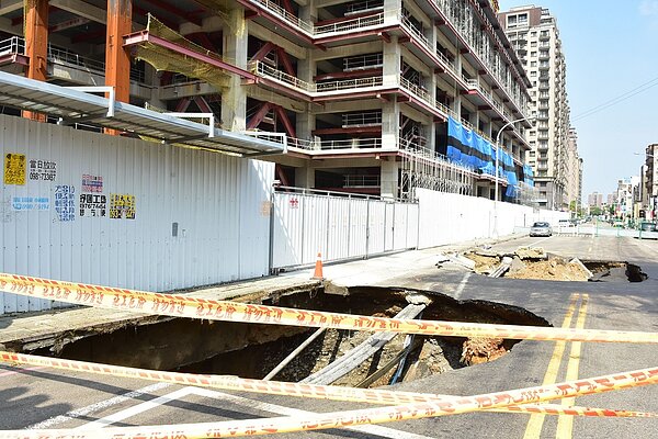 新竹縣竹北市「豐采520」建案工程，繼6月間發生勝利二路道路塌陷後，31日相同位置再度塌陷2個長約6公尺的大坑。圖／新竹縣政府提供