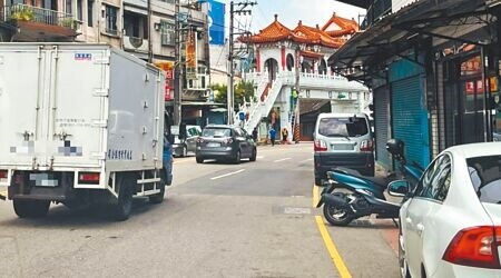 
桃園市大溪區信義路住戶將車輛停放自家門口紅磚道，屢遭人檢舉引發民怨。（呂筱蟬攝）
