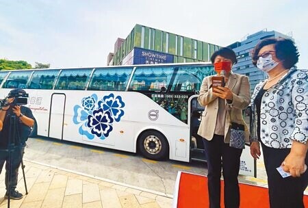 
陪伴台東人近半世紀的鼎東客運畫下句點，台東縣長饒慶鈴為更名後的「東台灣客運」廣播發車。（莊哲權攝）
