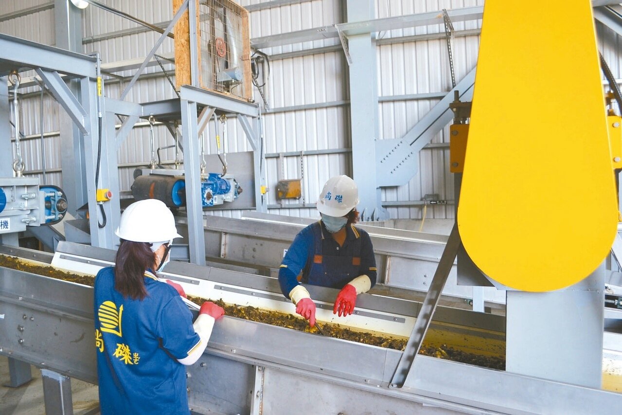 台南市環保局新設的廚餘高速發酵廠,以處理生廚餘為主,每月最高處理量近1千公噸。記者鄭惠仁/攝影