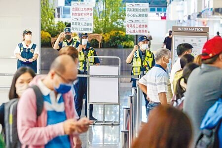 為杜絕人口走私犯罪,柬埔寨正全力清查所有外國人的居留場所。圖為桃園航警舉牌執行防詐關懷勤務,提醒國人慎防受騙飛往柬埔寨。(陳麒全攝)