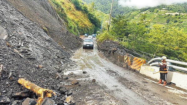 台8線77k靈甫橋路日前坍方阻斷交通,1日早上搶通,恢復單線通行。(谷關工務段提供/陳淑娥台中傳真)