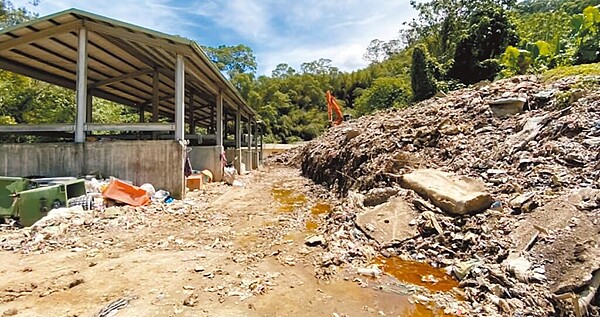 大湖鄉垃圾掩埋場去年因風災遭沖毀，地方向環保署爭取補助1350萬元，來修復重建掩埋場，預計今年底動工。（大湖鄉公所提供／李京昇苗栗傳真）