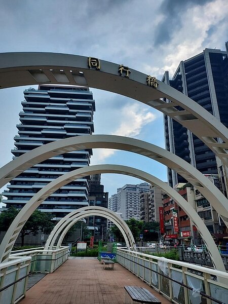 彩虹橋人車分道,社區連結豐沛堅實。圖/易小滿攝