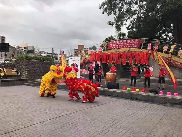 外國學校舞龍舞獅表演。圖／易小滿攝